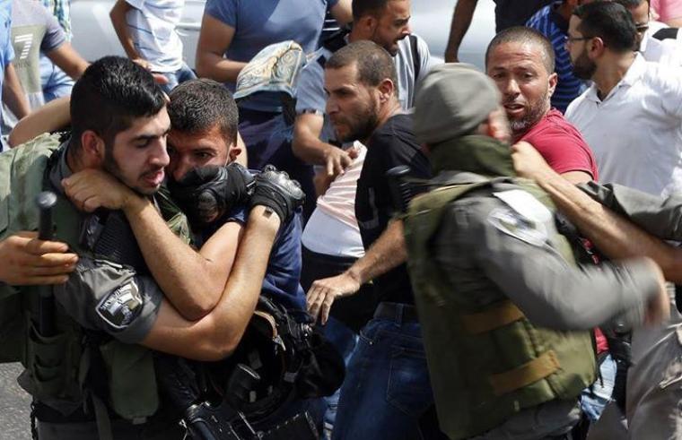 تبرئة ضابطين إسرائيليين إعتديا على فلسطيني في الحرم القدسي