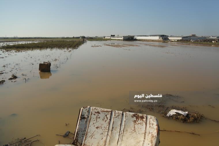 فتح سدود مياه الأمطار على أراضي المواطنين شرق حي الشجاعية (20).JPG