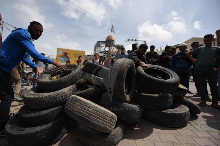 شبان ينقلون الكاوتشوك الى الحدود الشرقية لقطاع غزة