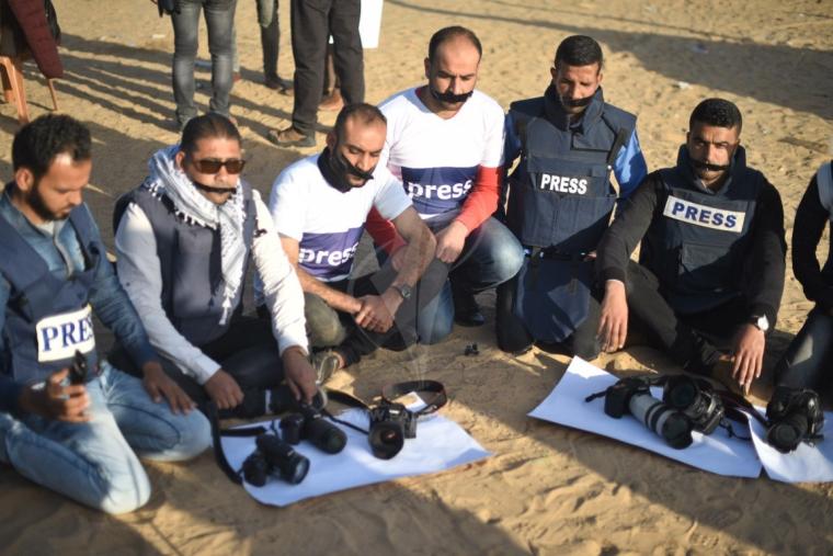 وقفة الصحفيين غزة تنديدا باستشهاد الزميل ياسر مرتجى  بيد قناصة الإحتلال (17)