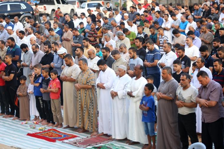 الجهاد الإسلامي تؤدي صلاة العيد في العراء