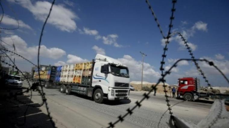 شاحنة عند معبر كرم ابو سالم التجاري (ارشيف)
