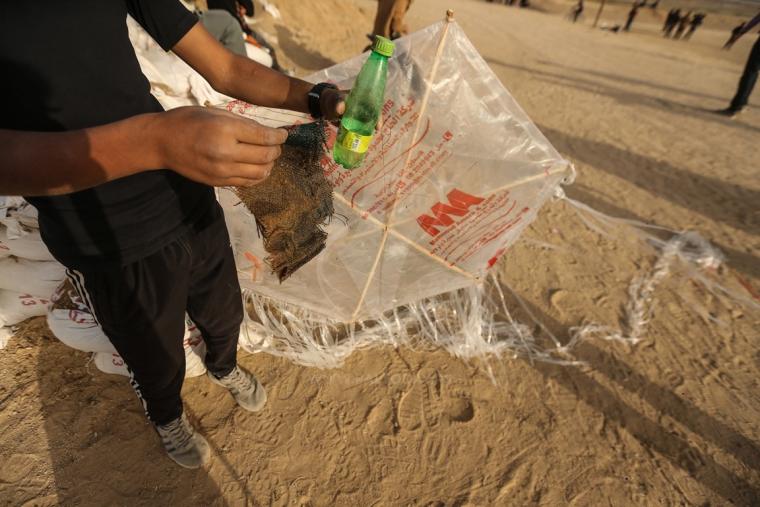  طائرات ورقية مذيلة بزجاجات حارقة شرق غزة