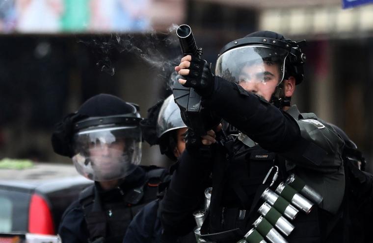 جندي إسرائيلي يقمع شبان فلسطينيين (ارشيف)