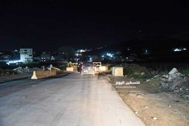 الاحتلال يغلق مدخل مخيم الفوار جنوب الخليل بالبوابات الحديدية (4)