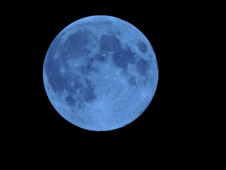 القمر الازرق
