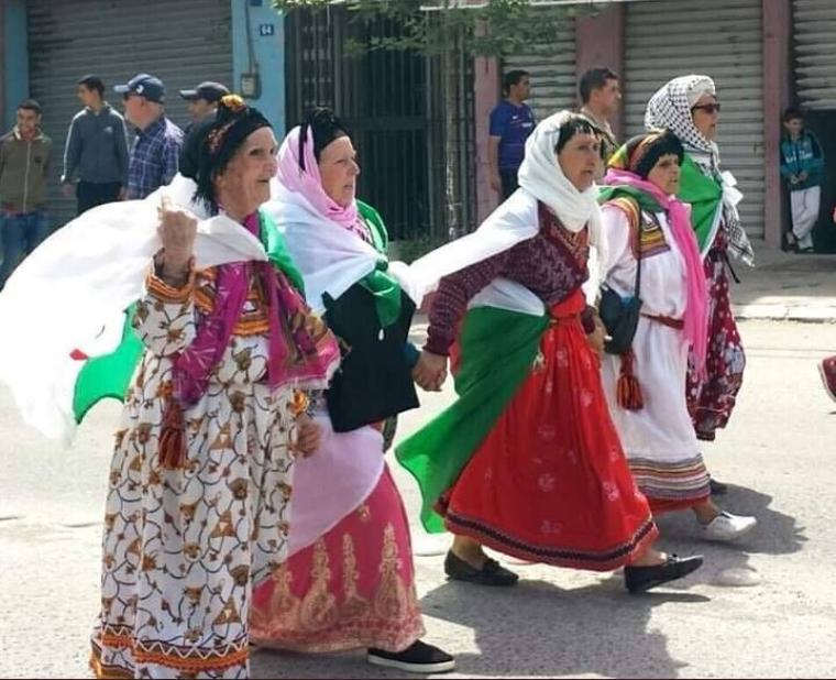 نساء جزائريات خلال مشاركتهن في الجمعة الثالثة عشر للثورة الجزائرية.JPG