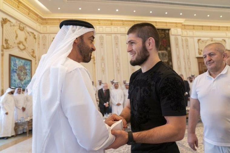 ولي عهد أبو ظبي يستقبل البطل الروسي نور محمدوف بعد انتصاره الـ28 