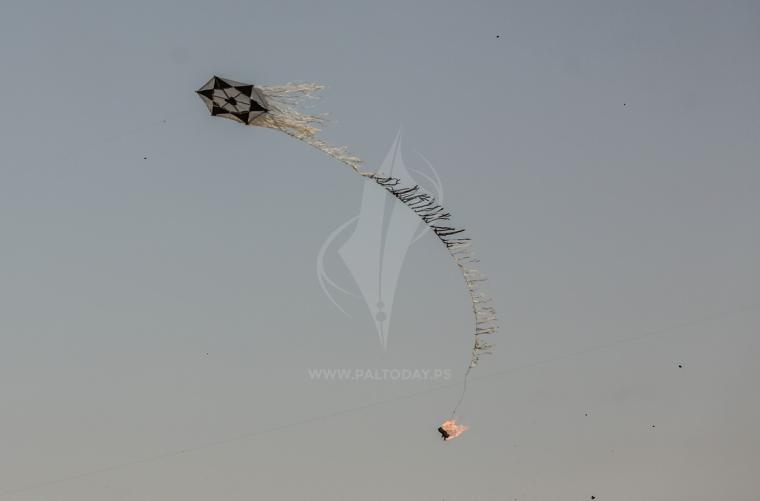  طائرات ورقية مذيلة بزجاجات حارقة شرق غزة ‫(43844098)‬ ‫‬