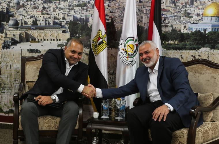مسؤول الملف الفلسطيني في المخابرات المصرية اللواء سامح نبيل مع رئيس المكتب السياسي لحماس اسماعيل هنية