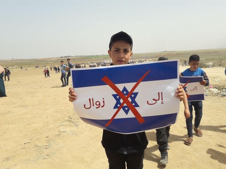 أطفال يحرقون الاعلام الإسرائيلية