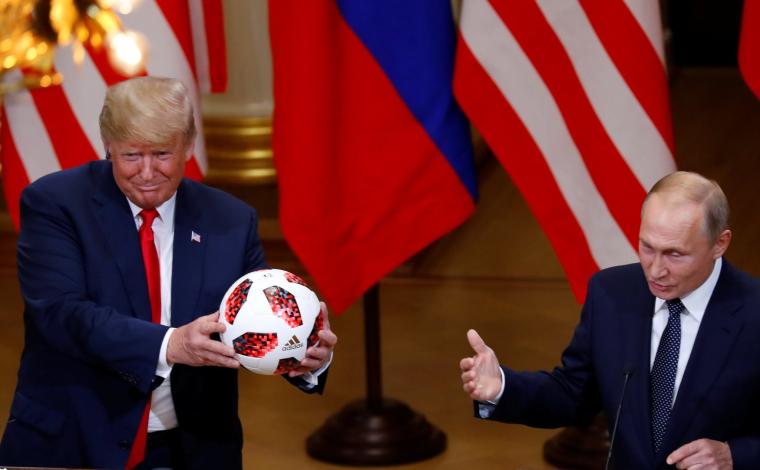 بوتين يهدي ترامب كرة المونديال