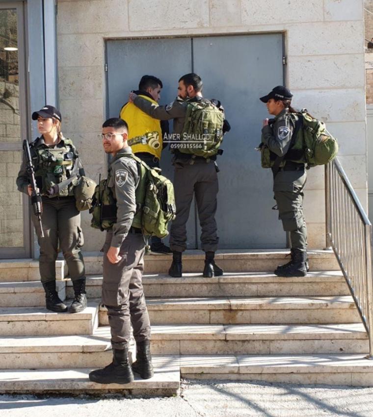 قوات الاحتلال تعتقل فلسطيني (ارشيف)