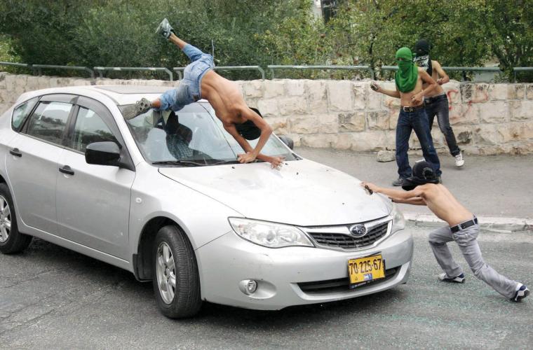 إصابة سيدة وطفلين جراء دهسهم بسيارة مستوطن "إسرائيلي" في الخليل