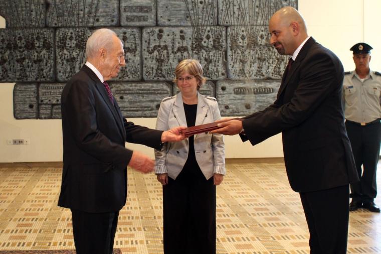 "أرشيفية" خلال استقبال الرئيس الإسرائيلي الأسبق بيريس للسفير عبيدات