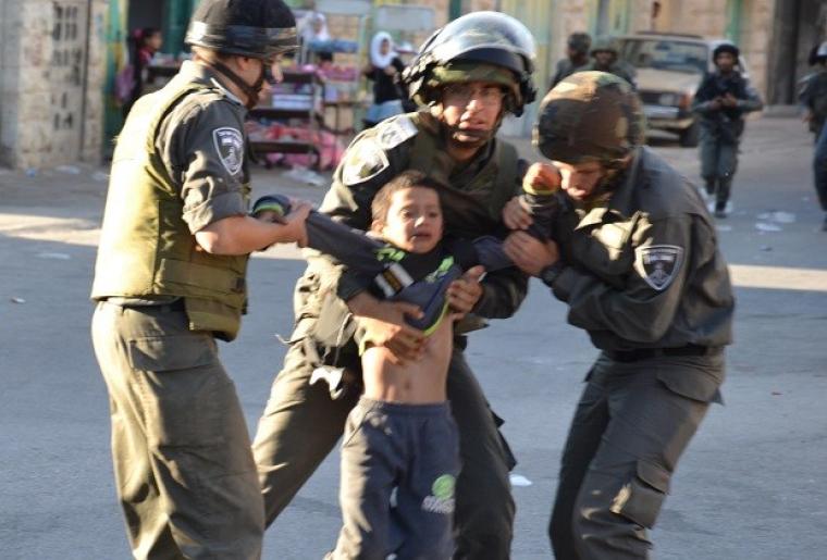 قوات الاحتلال تعتقل طفل فلسطيني (ارشيف)