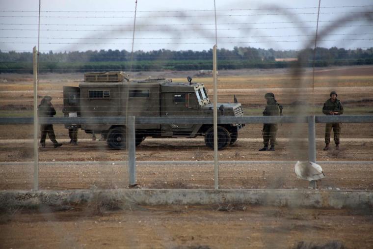 جنود الاحتلال بقرب السياج الفاصل مع غزة