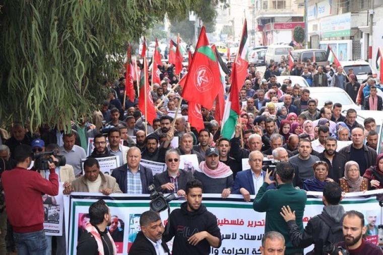 مسيرة للجبهة الشعبية دعماً لـ الحركة الاسيرة في اضراب الكرامة