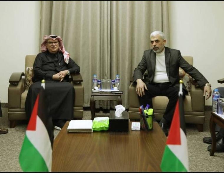 يحيى السنوار رئيس حركة حماس في غزة يلتقي السفير القطري محمد العمادي.JPG
