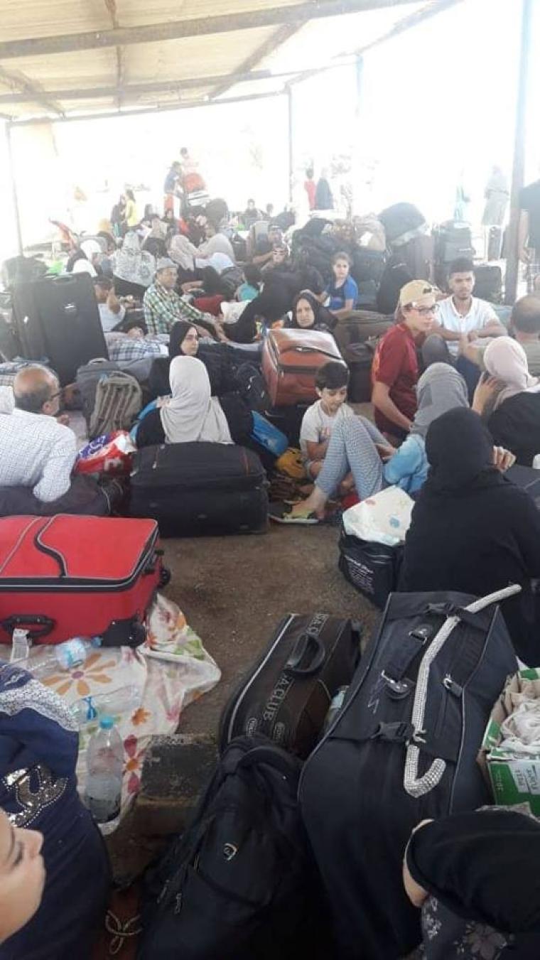 العالقين في طريق العودة من القاهرة إلى غزة 