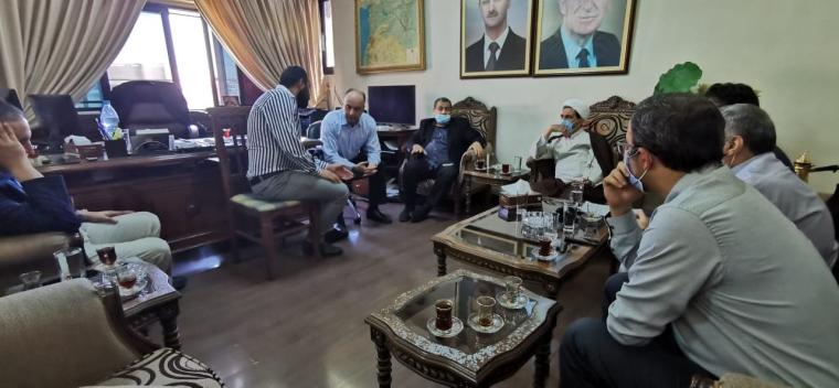 الشيخ كريميان خلال زيارته لتلفزيون سوريا لبحث التعاون المشترك لمواجهة الحصار الأمريكي