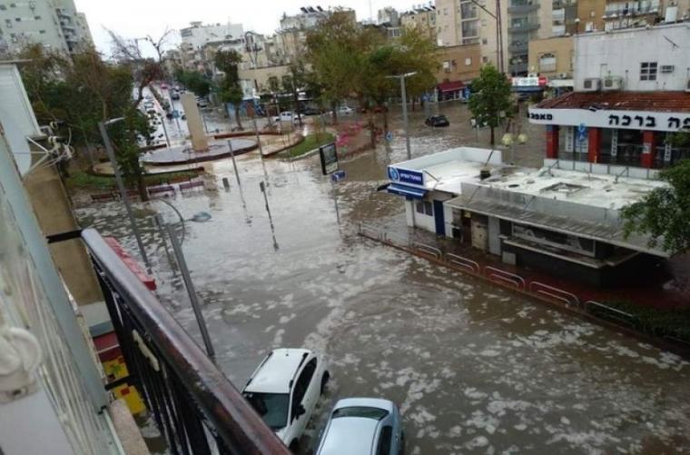 وفاة "إسرائيلي" جراء الفيضانات والأمطار الغزيرة في تل أبيب
