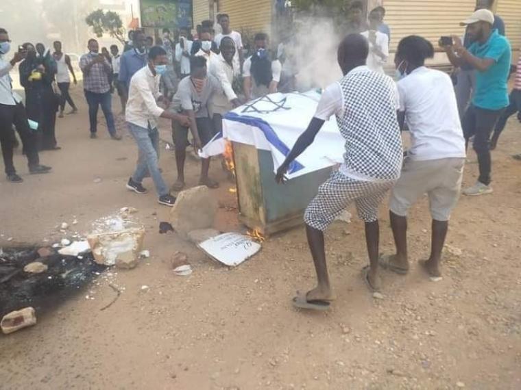 سودانيون يحرقون علم إسرائيل