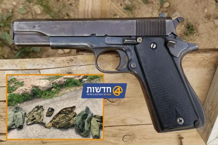 الزي العسكري والمسدس بحوزة الفتاتين بحسب الاعلام العبري