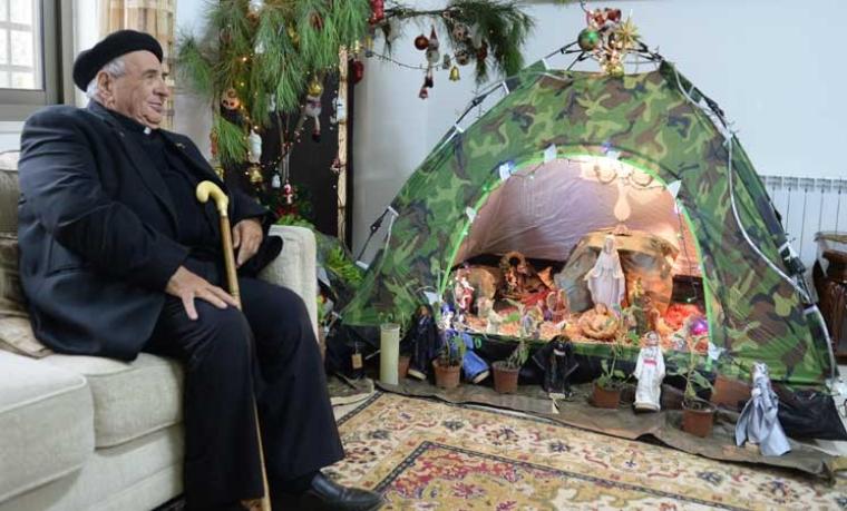 مانويل مسلم يحتفل بعيد الميلاد بطريقته الخاصة