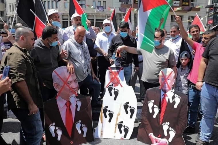 حرق صور نتنياهو وترامب ومحمد بن زايد عقب صلاة الجمعة في نابلس (4)