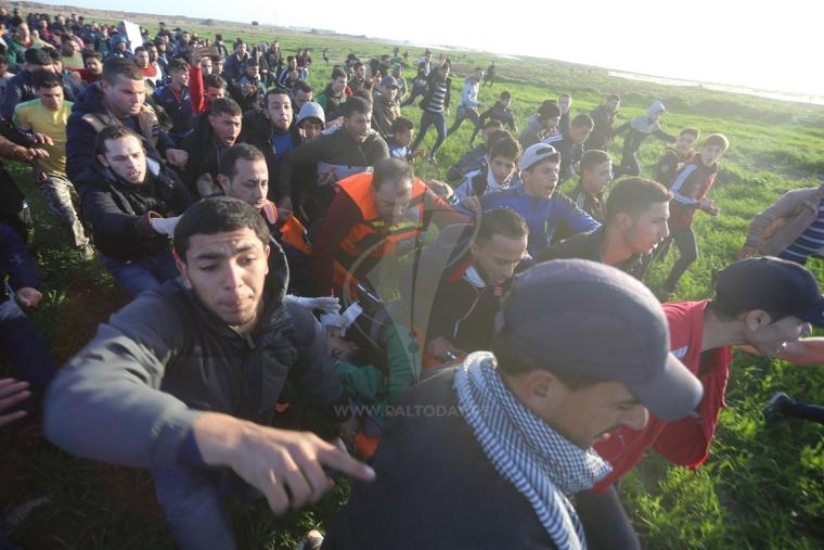 متظاهرون سلميون يشاركون في مسيرة العودة قرب السياج الفاصل شرق مدينة غزة
