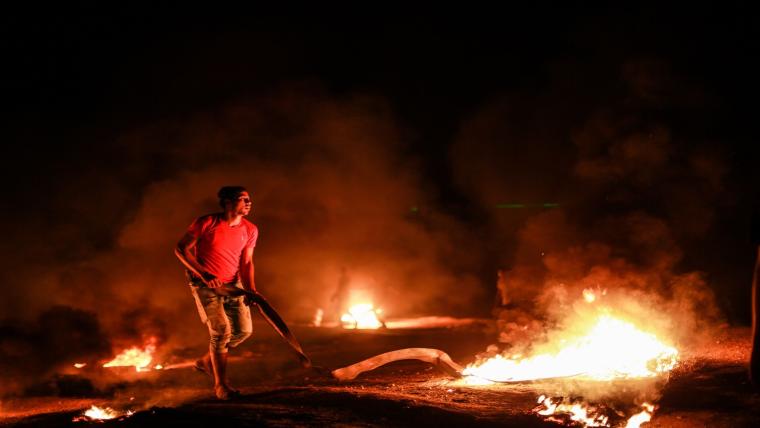 صورة| جانب من المتظاهرين السلميين أثناء مشاركتهم في فعالية الارباك الليلي