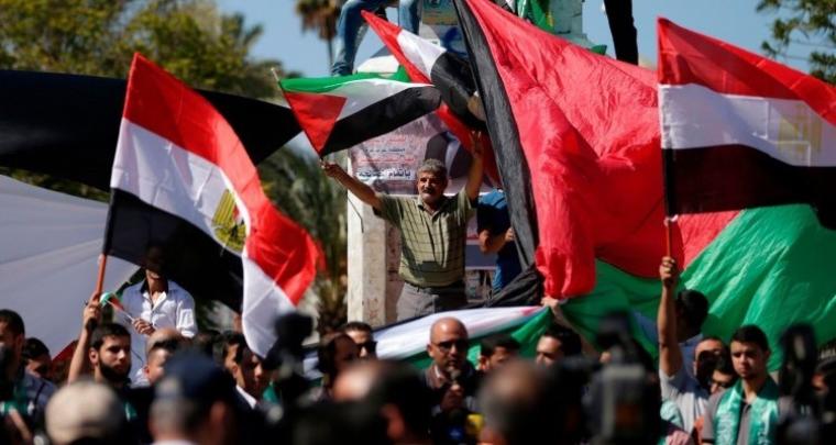 العلمان المصري والفلسطيني يرفرفان في غزة