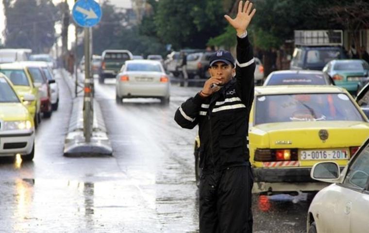 شرطي مرور بغزة ينظم حركة السير