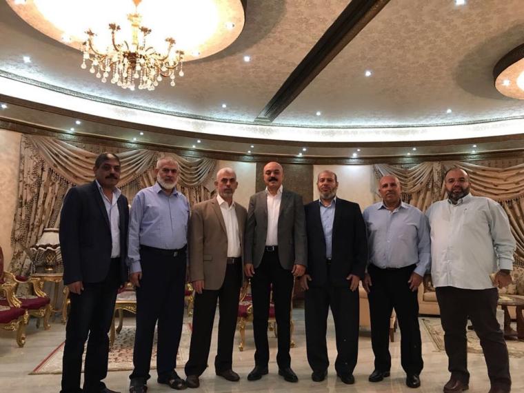 وفد حماس خلال لقاء جمعه بتيار دحلان