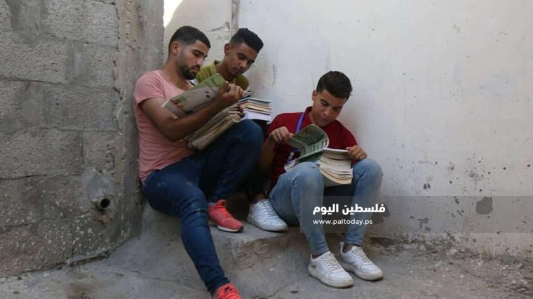 صورة خلال جمع الفريق للكتب من أحياء مدينة رفح