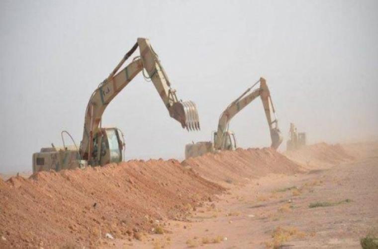 جدار ترابي يقسم القطاع