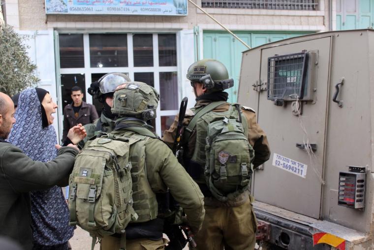 قوات الاحتلال تعتقل طفل في الخليل