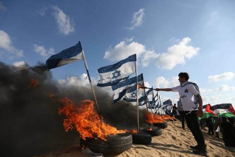 متظاهرون يحرقون اعلام "إسرائيل"