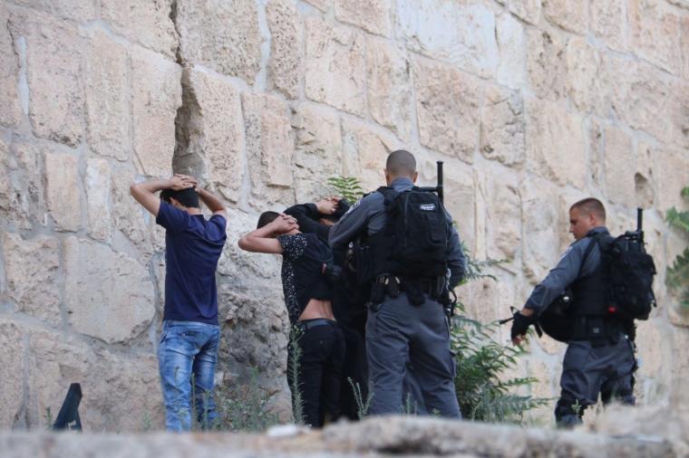 الاحتلال يدرس فرض الحكم العسكري خارج جدار القدس