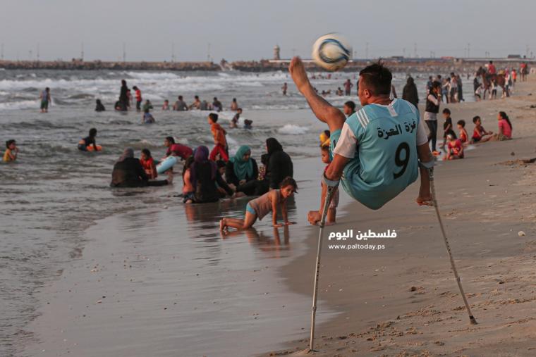 جريحان غزيان يمارسان التمارين الرياضية على شاطئ بحر غزة  ‫(38535688)‬ ‫‬.JPG