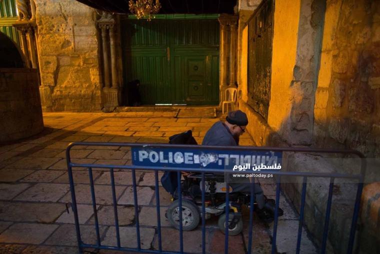 مواطنون يصلون في ليلة القدر أمام باب السلسلة أحد أبواب المسجد الاقصى المغلق (7)