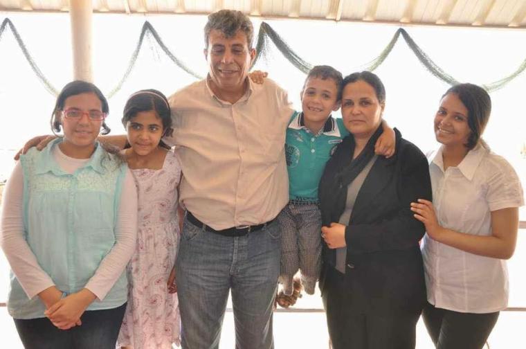  الراحل الباحث بسام الأقرع إلى جانب زوجته الصحفية دنيا الامل اسماعيل وابنائهم