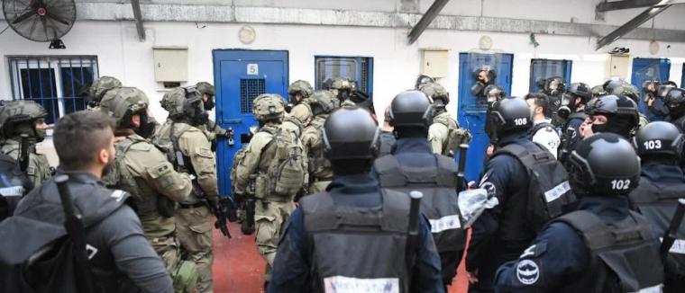 قوات القمع الاسرائيلية تقتحم سجن (ارشيف)