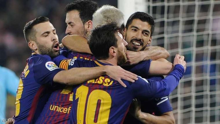 نجوم برشلونة يحتفلون بعد تسجيل سواريز الهدف 