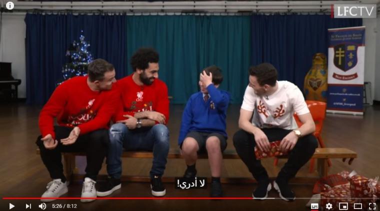 محمد صلاح وزملاؤوه يفاجئون الأطفال.JPG