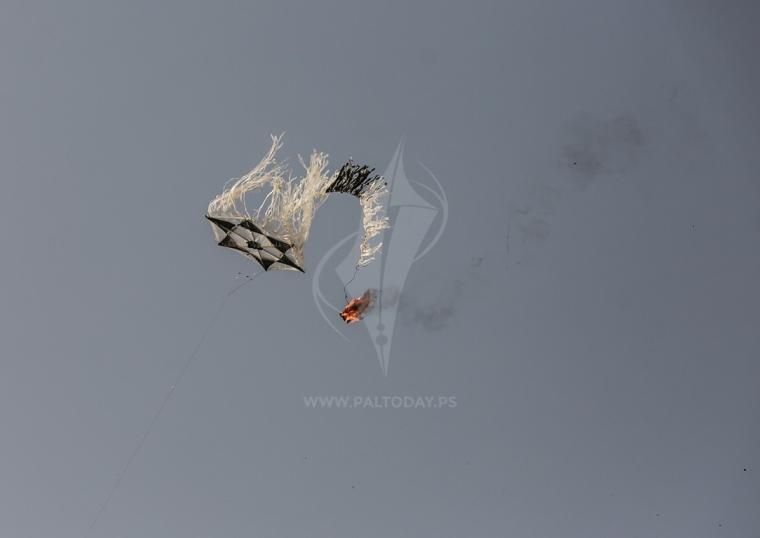  طائرات ورقية مذيلة بزجاجات حارقة شرق غزة ‫