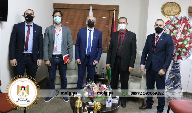 وفد من  شركة Ooredo فلسطين يلتقي وكيل وزارة الحكم المحلي لتهنئته وبحث سبل التعاون المشترك