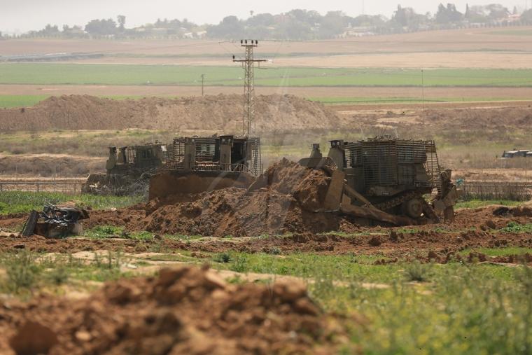 آليات الاحتلال الإسرائيلي تجرف أراضي المواطنين شرق خان يونس