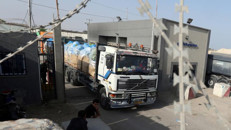 مدير المعابر بغزة لـ"وكالة فلسطين اليوم": بدء دخول بعض الشاحنات عبر معبر كرم أبو سالم